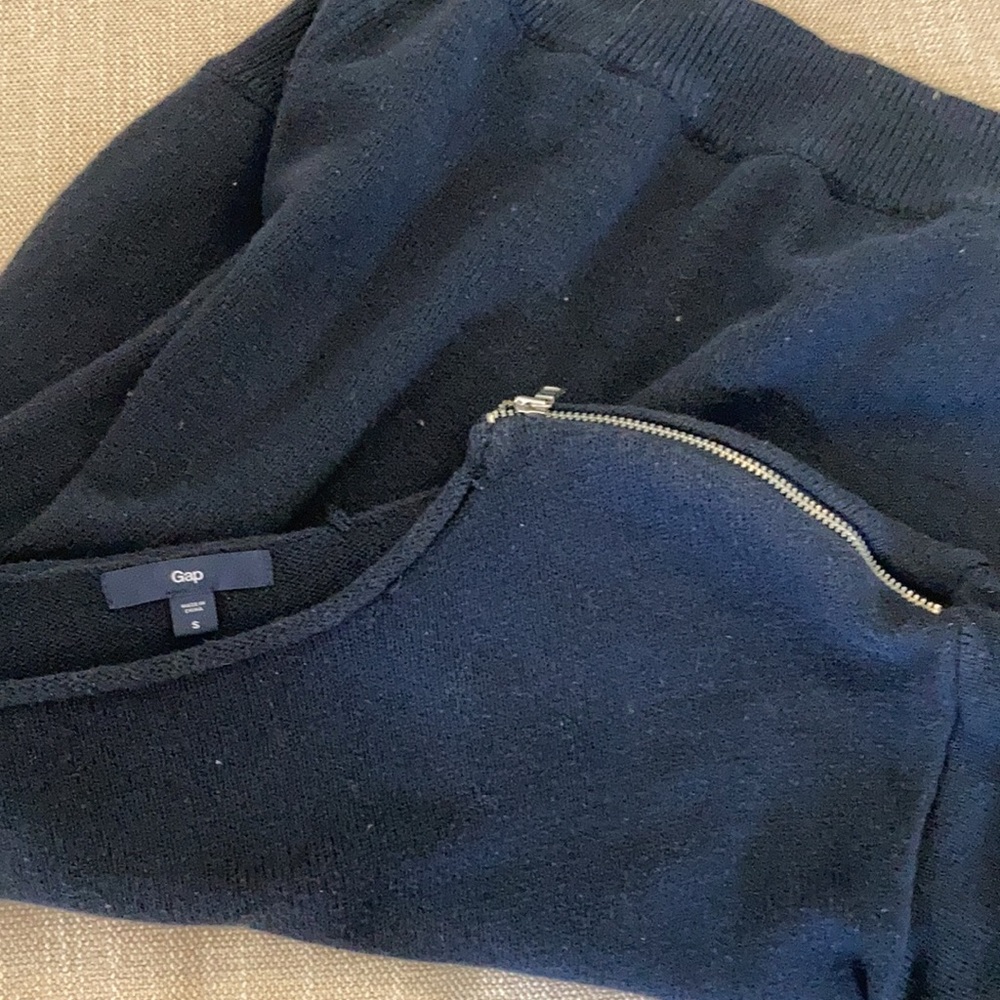 GAP Navy blue 3/4 sleeve sweater with shoulder zip